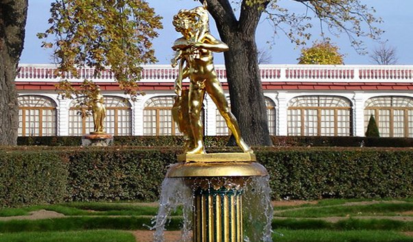fontan kolokol so statuej favn s kozljonkom