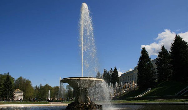 frantsuzskij fontan v petergofe
