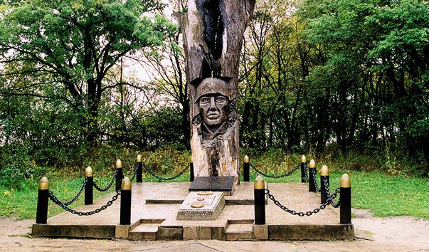 Памятник «Дуб Камышева» на могиле лейтенанта В. М. Камышева