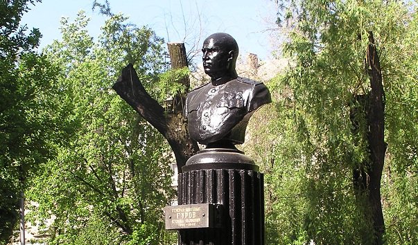 Памятник Гурову К. А.