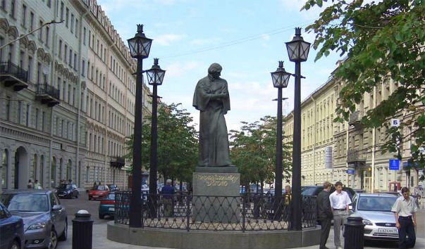 Памятник Н.В. Гоголю на Малой Конюшенной улице