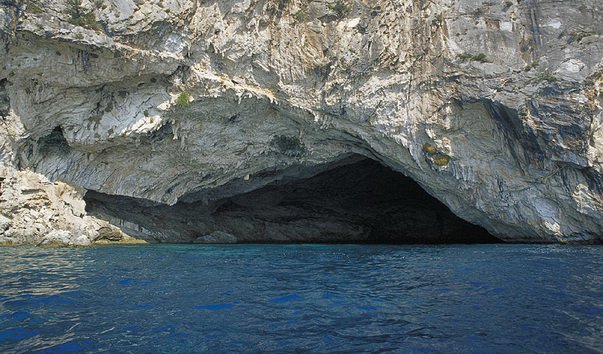 Пещера Папаниколис